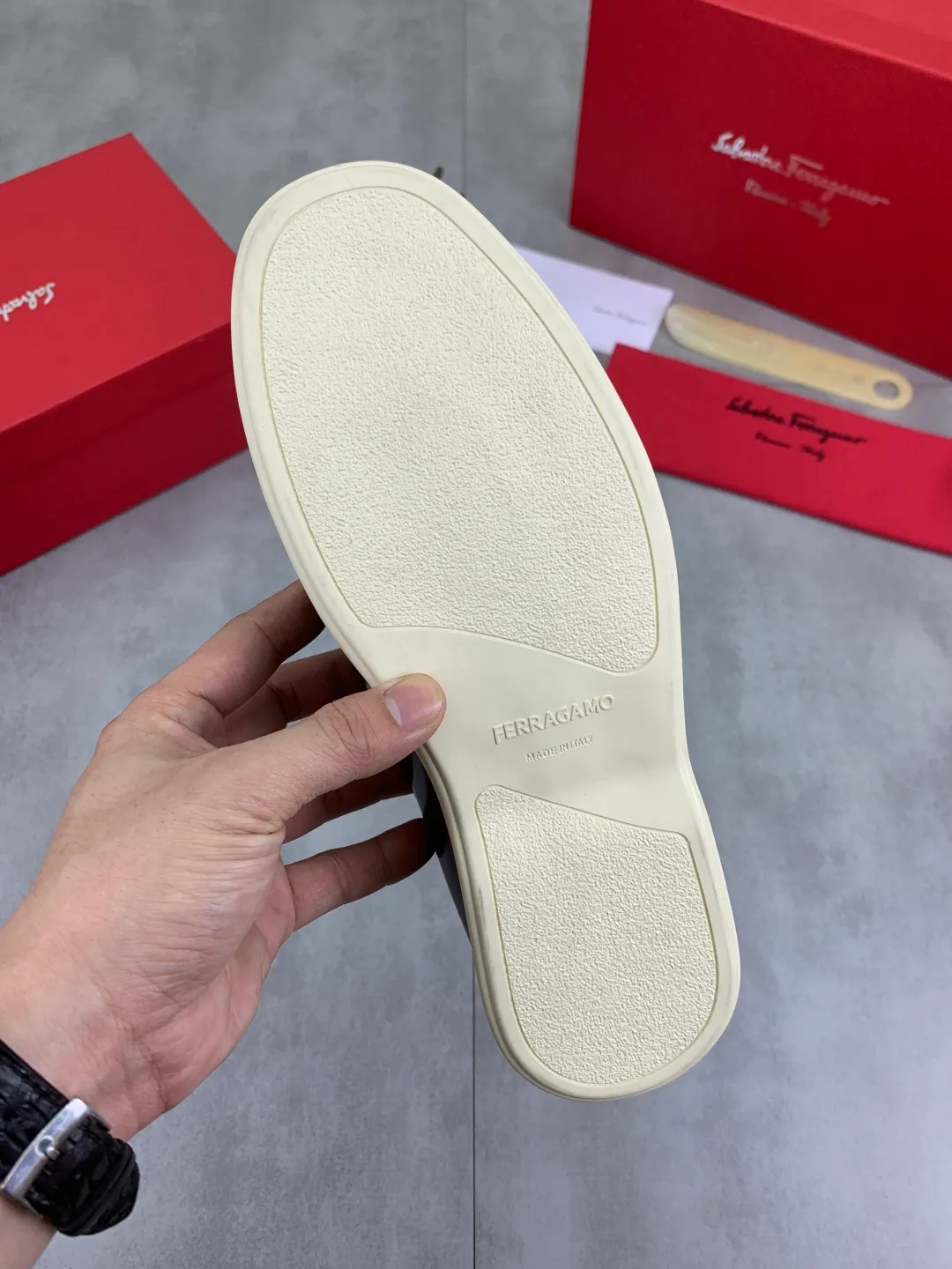 Men's Men's Shoes 💰P580💰[New Style] Water-dyed Niuli 🆘[Salvatore Ferragamo] Ferragamo's latest casual business leather shoes for men! Listed simultaneously! The fabric is made of specially imported original open-edge beaded calfskin, and the interior is made of imported water-dyed cowhide. It is absolutely luxurious and leads the fashion trend. Matching code: 38-44 (45 and 46 can be customized) Black, brown and burgundy colors available